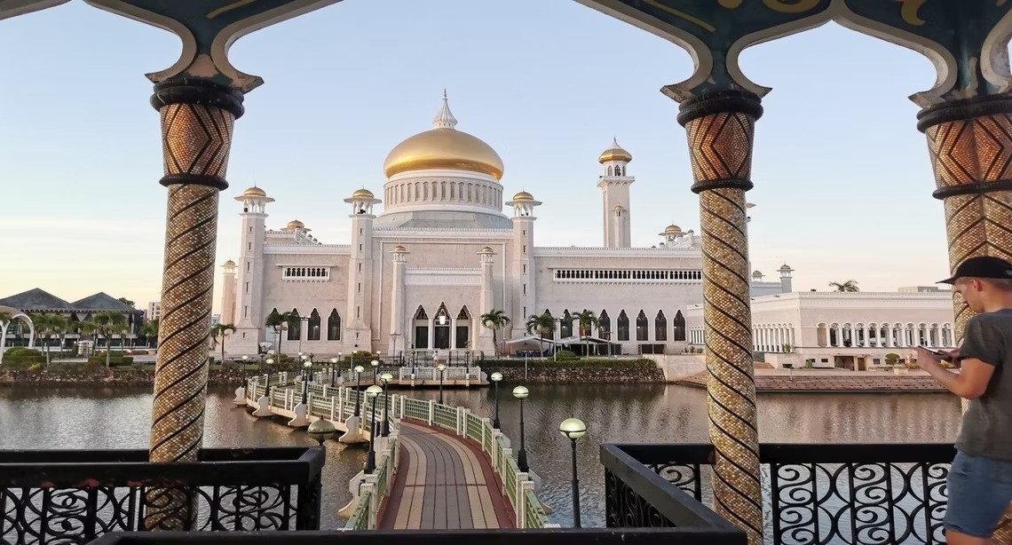 DU LỊCH BRUNEI CÓ AN TOÀN KHÔNG KHÁM PHÁ VƯƠNG QUỐC GIÀU CÓ ĐƯỢC MỆNH DANH VIÊN NGỌC XANH CỦA ĐÔNG NAM Á NƠI GIAO THOA CÁC NỀN VĂN HÓA ĐẠO HỒI VÀ TRUNG HOA TOUR 5 NGÀY 4 ĐÊM TỪ HÀ NỘI TP HCM